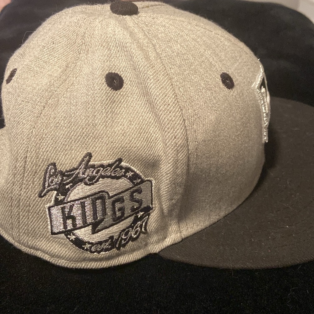 LA KINGS New Era Youth Hockey Cap RARE - Picture 3 of 7